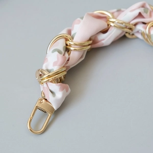Détail de la chaîne dorée avec tissu à motif de cœur pour accessoires de sacs à main