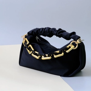 Minimalistische schwarze Faltentasche mit zweifarbiger Gold- und Kunstharzkette