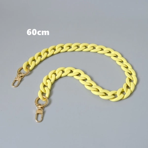 Detail der 60cm zitronengelben Acryl-Taschenkette mit goldenen Karabinerhaken aus Metall
