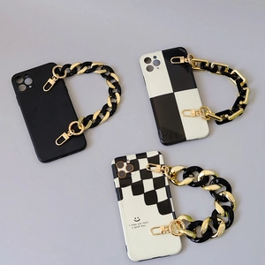 Handyhüllen mit schwarz-goldener Acrylkette, Karomuster und lächelndem Gesicht-Design