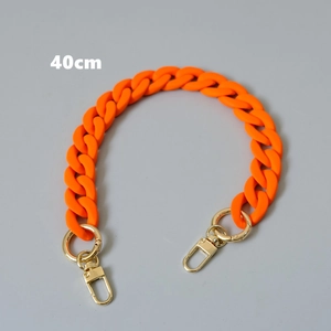 40 cm lange, orangefarbene, matte Acryl-Gliederkette mit goldenen Federhaken für Taschen