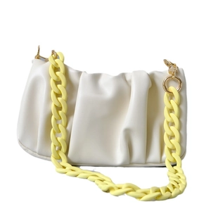 Schicke beige gefaltete Cloud-Tasche mit einer kräftigen gelben Harzkette als Tragegurt
