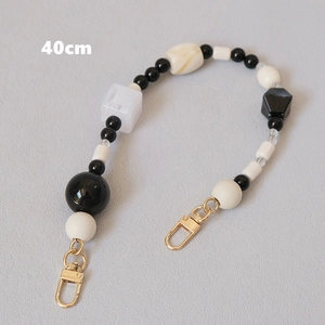 Detalle de cadena para bolso de 40cm con cuentas hechas a mano en blanco y negro