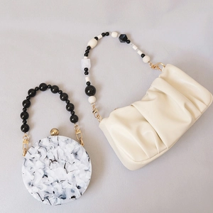 Bolso redondo con patrón de mármol y bolso fruncido crema con asa de cadena de perlas