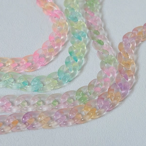 Chaîne en acrylique colorée avec maillons en résine transparente au style rétro