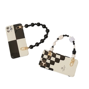 Funda de teléfono a cuadros blanco y negro con correa de cuentas hecha a mano y logo sonrisa