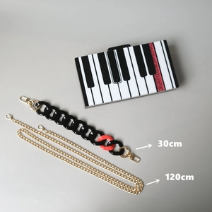 Détail de la pochette de soirée piano avec chaînes amovibles de 30 cm et 120 cm