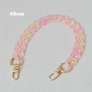 Détail macro d'une chaîne en résine rose et jaune de 40cm avec des fermoirs mousquetons dorés