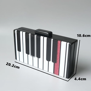 Pochette en acrylique motif piano avec rayures noires et blanches et touche pailletée