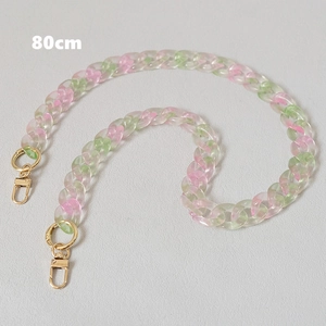 Détail de la chaîne acrylique rose et verte de 80cm avec mousquetons dorés pour sacs