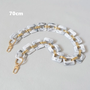 Detailed view of 70cm vintage acrylic marble chain with gold metal links and lobster clasps