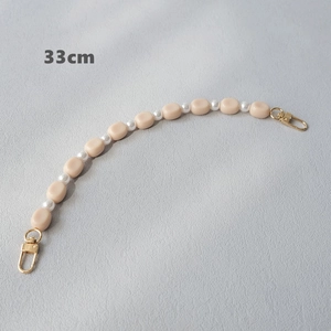Detailed 33cm acrylic chain featuring beige oval beads and small white pearls with gold clips