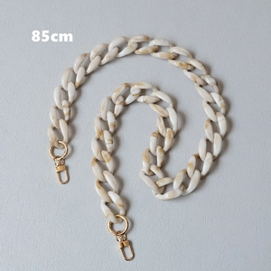 Detail of 85cm resin handbag chain strap with marble texture and gold metal lobster clasps