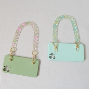 Gros plan sur la chaîne acrylique dégradée translucide avec crochets sur coque mate de mobile