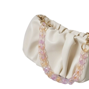 Pochette plissée beige élégante avec bandoulière en chaîne acrylique colorée