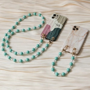 Chaîne de téléphone en perles acryliques avec coques à motifs sur fond de soie