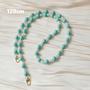Détail de la chaîne de 120cm en perles acryliques sarcelle et perles avec fermoirs dorés