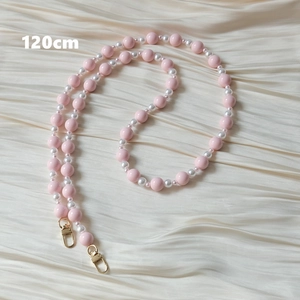 Détail de la chaîne de perles rose et blanche de 120 cm avec fermoirs dorés