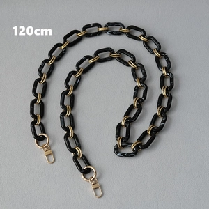 Détail de la chaîne de sac en résine marbrée noire de 120 cm avec anneaux dorés et fermoirs