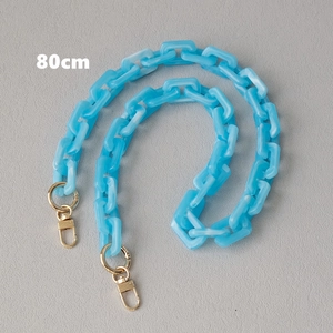 Detailed view of 80cm blue acrylic chain strap with marble texture and gold lobster clasps