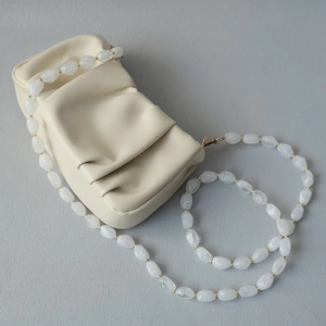 Borsa a nuvola plissettata bianco off-white con elegante tracolla in perle acriliche