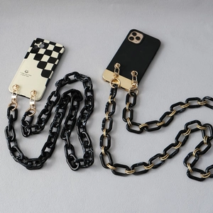 Détail de bandoulières en chaîne épaisse en résine avec fermoirs dorés pour coques de téléphone
