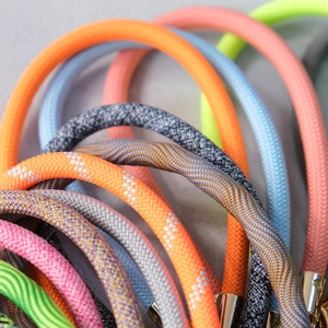 Détail de lanières de téléphone en nylon tressé coloré avec boucles en métal doré