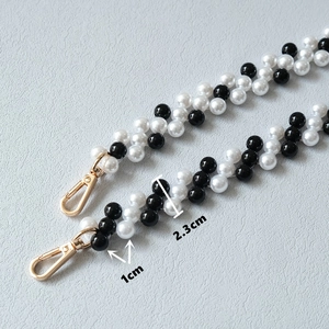 Elegante tracolla in perle intrecciate bianco e nero per borse e telefoni con gancio