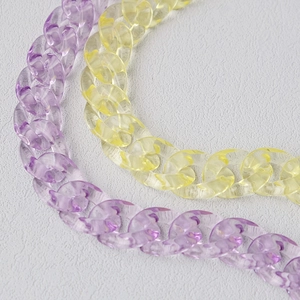 Détail de maillons de chaîne en résine acrylique transparente en lavande et jaune vif
