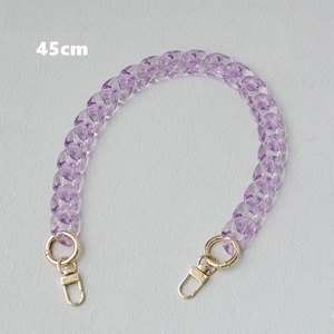 Détail de la chaîne acrylique violette de 45cm avec fermoirs dorés pour sacs et mobiles