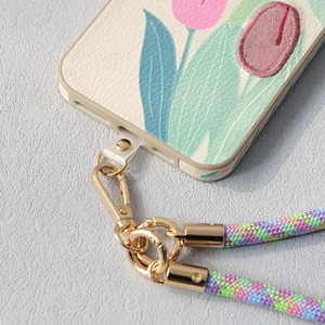 Détail du cordon tressé coloré et du fermoir doré attaché à la coque fleurie