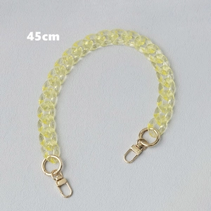Détail d'une chaîne en résine acrylique jaune de 45cm avec des fermoirs mousquetons dorés