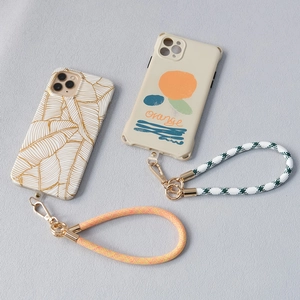 Détail de cordons tissés élégants et coques de téléphone à motifs avec crochets dorés