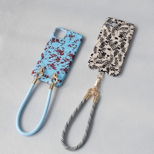 Détails des coques de téléphone à motifs floraux et marbrés avec dragonnes tressées