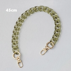 Détail d'une bandoulière 45cm en résine vert sauge avec mousquetons dorés en métal