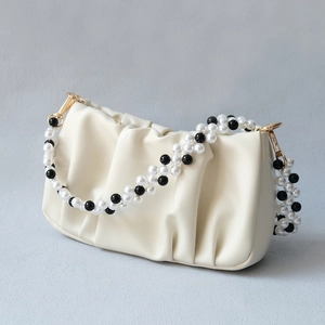 Elegante borsa a pieghe bianco sporco con catena di perle bianche e nere e ganci dorati