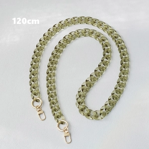 Détail de la chaîne de sac en résine vert olive 120cm avec fermoirs mousquetons dorés