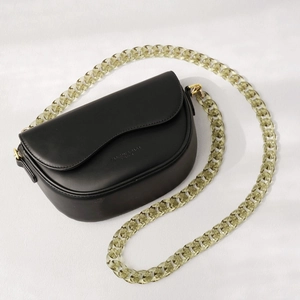 Sac bandoulière en cuir noir avec chaîne en acrylique vert et rabat ondulé