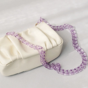 Sac à main blanc crème plissé avec une grosse chaîne en acrylique violet translucide