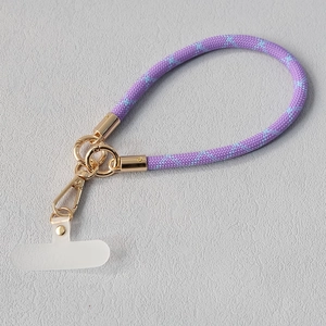 Détail de la dragonne de téléphone tressée violette et bleue avec fermoir en métal doré