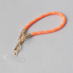 Vue détaillée de la dragonne orange tressée avec mousqueton doré et insert de fixation