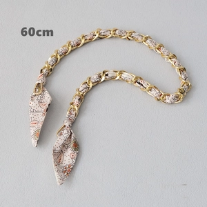 Détail de la chaîne dorée 60 cm et sangle écharpe florale pour sac sous le bras
