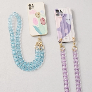 Gros plan sur les chaînes en résine acrylique colorée avec crochets pour étuis de téléphone