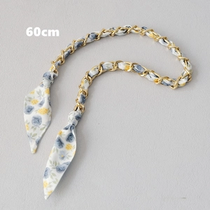 Bandoulière chaîne dorée de 60cm entrelacée de tissu de soie à motif floral bleu