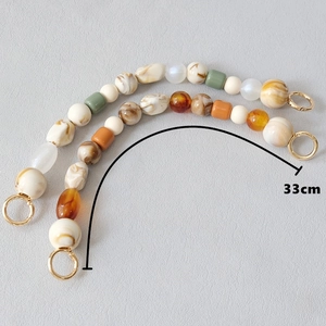 Chaîne de perles en résine colorée de 33cm avec texture marbre et anneaux dorés