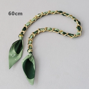 Détail de la chaîne dorée de 60cm entrelacée de soie florale verte pour sac à main