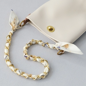 Bandoulière en chaîne dorée et foulard en soie fleurie pour sacs à main en cuir blanc