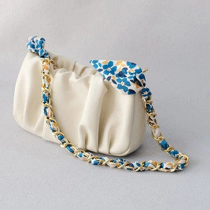 Sac froncé beige chic avec chaîne dorée et poignée en foulard de soie à fleurs