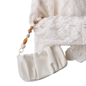 Sac à main blanc plissé en similicuir avec bandoulière en perles de résine