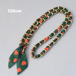 Dettaglio tracolla per borsa da 120cm con catena dorata e foulard in seta verde a cuori